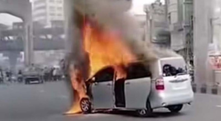 ফার্মগেটে চলন্ত প্রাইভেটকারে আগুন